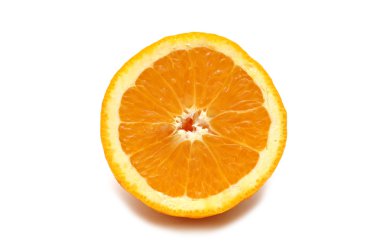 Yarım kesilmiş portakal üzerinde beyaz izole