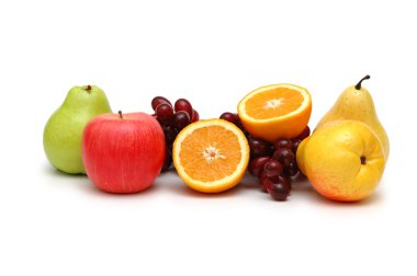 Beyaz arka plan üzerinde izole çeşitli meyve
