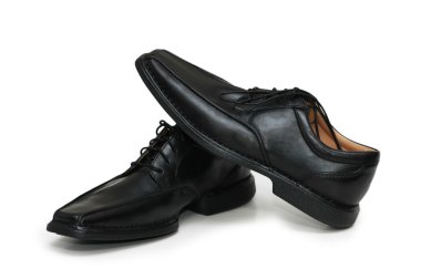 Siyah erkek ayakkabı üzerinde beyaz izole