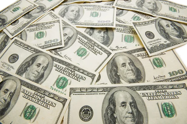 Mnóstwo banknotów dolara rozrzucone na stole — Zdjęcie stockowe