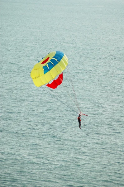 Hombre en el paracaídas sobre el sol de la tarde —  Fotos de Stock