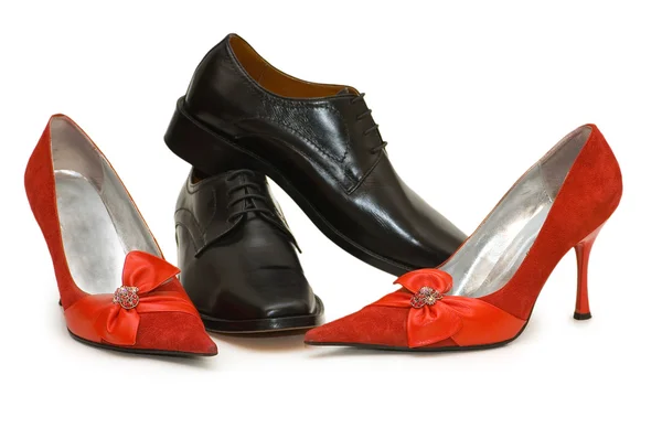 Rode en zwarte schoenen geïsoleerd op de witte — Stockfoto