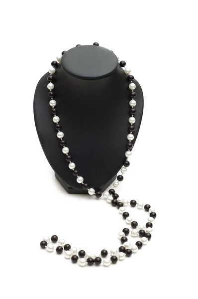 Collana di perle sul cavalletto isolato su bianco — Foto Stock