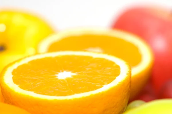 Apelsiner och äpplen med kort skärpedjup — Stockfoto