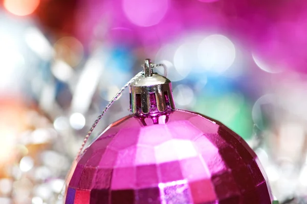 Színes karácsonyi dekoráció, fényes háttéren — Stock Fotó