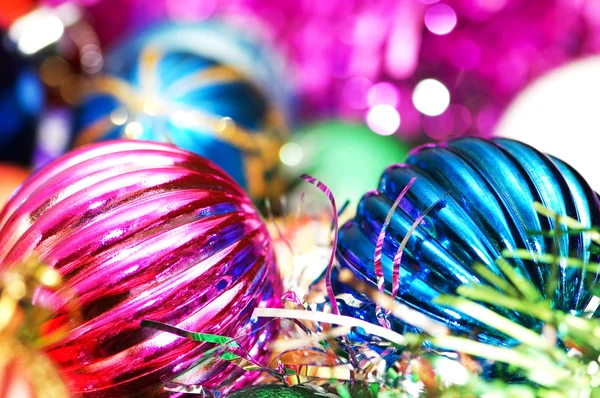 Decoração de Natal colorido em um fundo brilhante — Fotografia de Stock