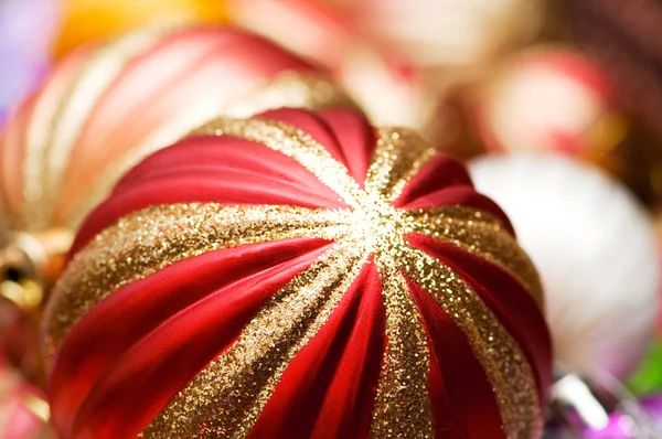 Színes karácsonyi dekoráció, fényes háttéren — Stock Fotó