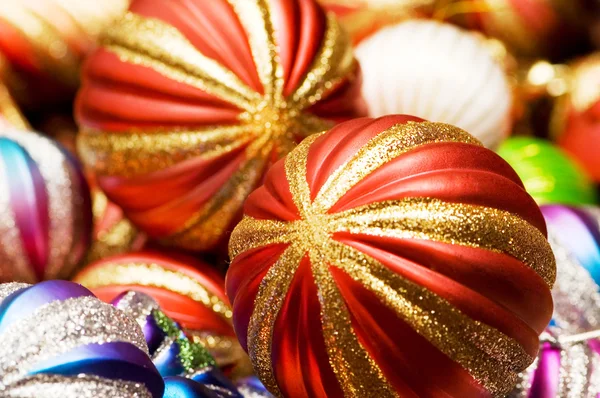 Decorazione natalizia colorata su uno sfondo lucido — Foto Stock