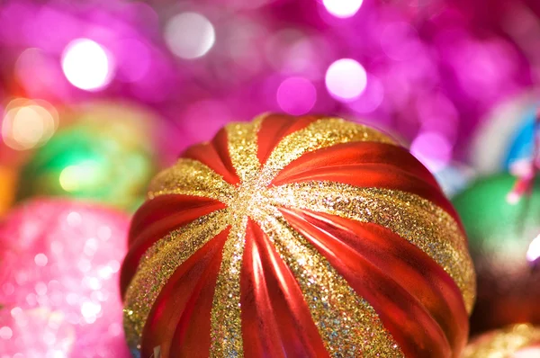 Parlak bir arka plan üzerinde renkli Noel dekorasyon — Stok fotoğraf