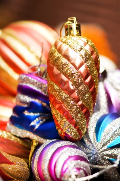Barevné Vánoční dekorace na lesklém pozadí — Stock fotografie