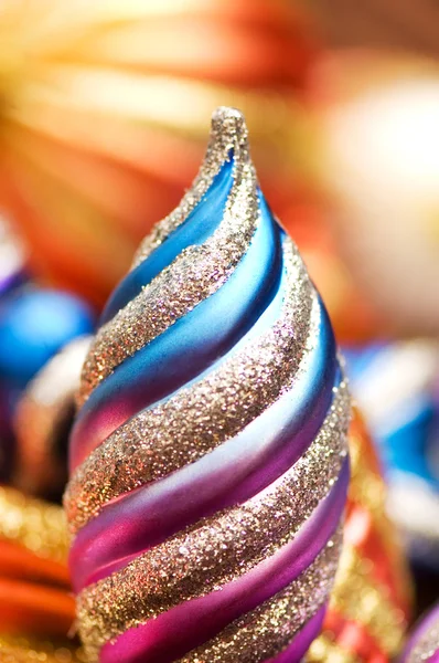 Bunte Weihnachtsdekoration auf glänzendem Hintergrund — Stockfoto
