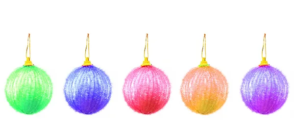 Рождественские шарики разных цветов, изолированные на белом — стоковое фото