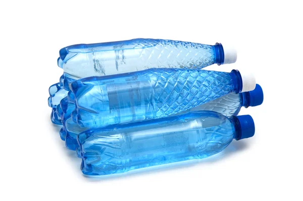 Pile de bouteilles d'eau isolées sur blanc — Photo