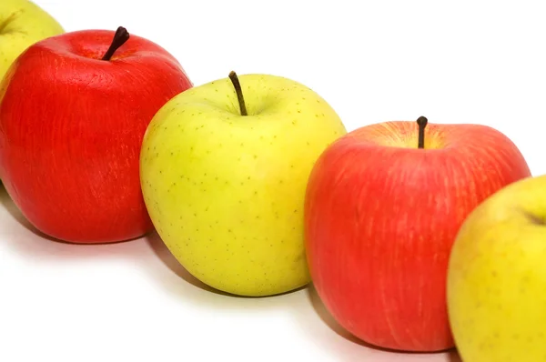 Olika äpplen isolerat på den vita bakgrunden — Stockfoto