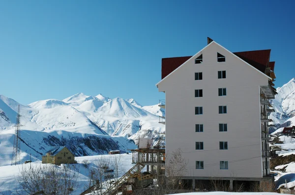 Comprensorio sciistico hotel nella giornata invernale — Foto Stock