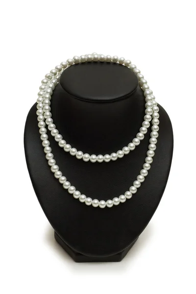 Collar de perlas en el soporte aislado en blanco — Foto de Stock