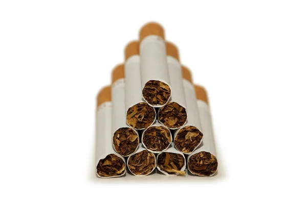 Sigarette disposte isolate sullo sfondo bianco — Foto Stock