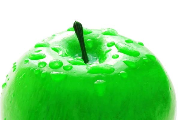 Maçã verde com gotas de água isoladas em branco — Fotografia de Stock