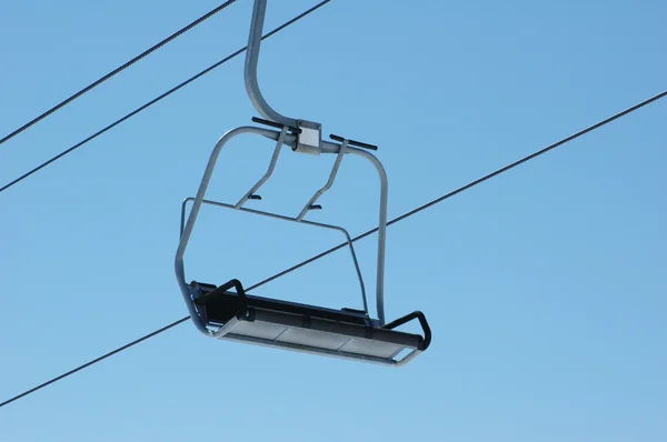 Ski lift stoelen op heldere winterdag — Stockfoto
