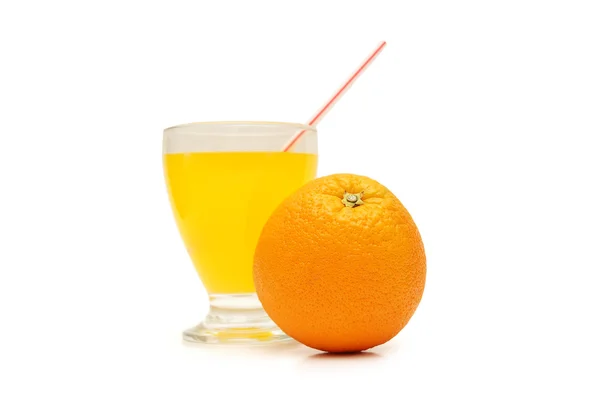 Sumo de laranja e laranja isolado em branco — Fotografia de Stock