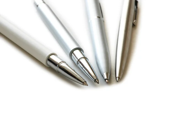Várias canetas isoladas no fundo branco — Fotografia de Stock