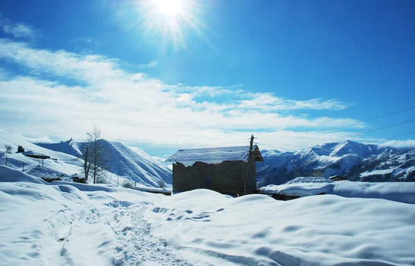 Σπίτι και τα βουνά στην ημέρα λαμπρό χειμώνα — Φωτογραφία Αρχείου