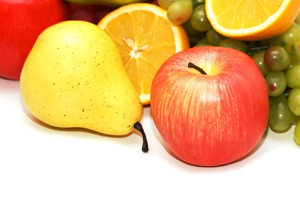 แอปเปิ้ลและลูกแพร์และผลไม้อื่น ๆ ในพื้นหลัง — ภาพถ่ายสต็อก