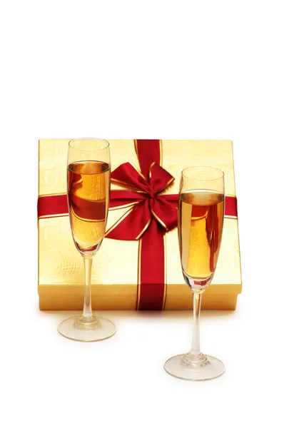 Geschenkbox und Champagner isoliert auf dem weißen — Stockfoto