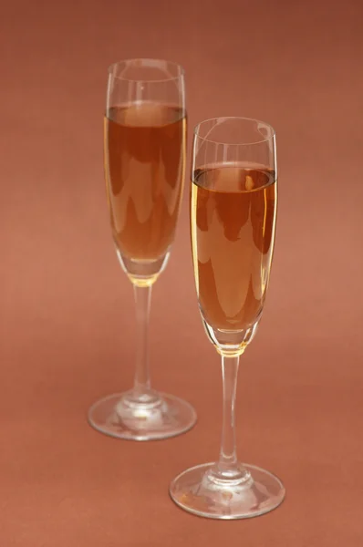 Biege の背景に 2 つのワイングラス — ストック写真