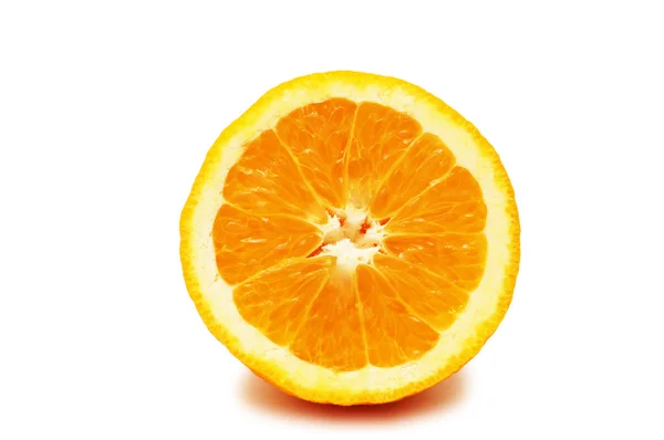 Halbgeschnittene Orange isoliert auf der weißen — Stockfoto