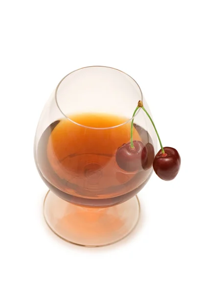 Copo de vinho e cereja isolado em branco — Fotografia de Stock