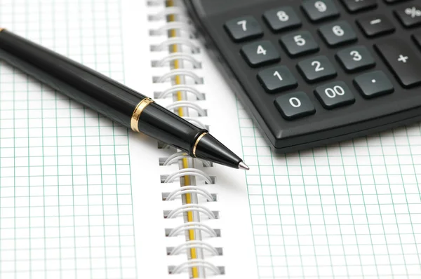 Pen en rekenmachine met ondiepe scherptediepte — Stockfoto