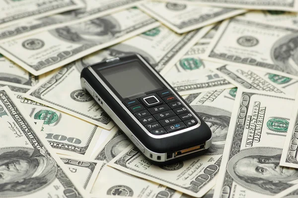 โทรศัพท์มือถือและธนบัตรดอลลาร์ — ภาพถ่ายสต็อก