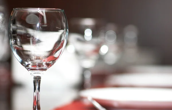 Sklenice na víno na stole - mělká hloubka pole — Stock fotografie