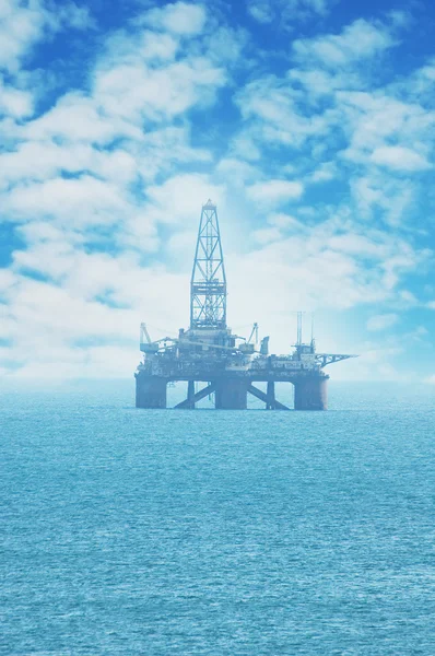 Offshore oil rig in the Caspian Sea near Baku — Stock Photo, Image