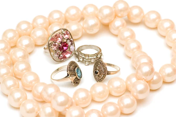 Různé šperky, izolovaných na bílém pozadí — Stock fotografie