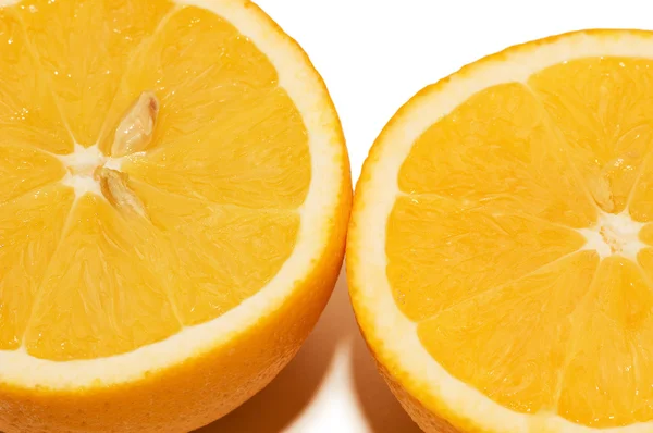 Duas laranjas isoladas no fundo branco — Fotografia de Stock