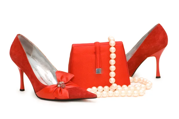Röda skor, handväska och pärlhalsband isolerade — Stockfoto