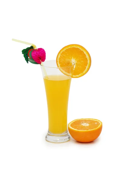 Naranjas y jugos aislados sobre el blanco — Foto de Stock