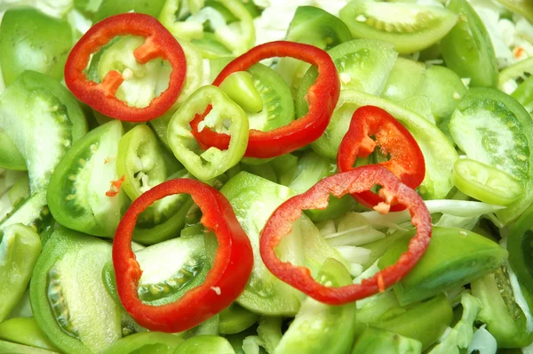 Κοντινό πλάνο σαλάτα με φρέσκα βότανα και πιπεριές — Φωτογραφία Αρχείου
