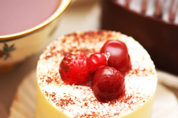 Sladký dort s ovocem s jasnými barvami — Stock fotografie
