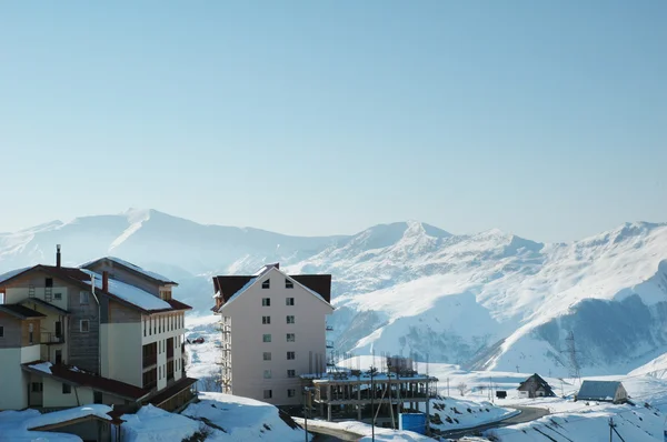 Χιονοδρομικό κέντρο υψηλή στα βουνά χειμώνα — Φωτογραφία Αρχείου