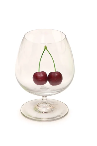 Glas med körsbär isolerat på vita — Stockfoto