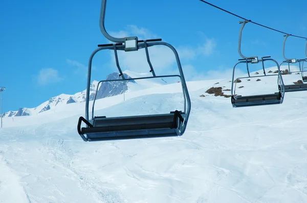 Aydınlık kış gününde kayak kaldırma koltukları — Stok fotoğraf