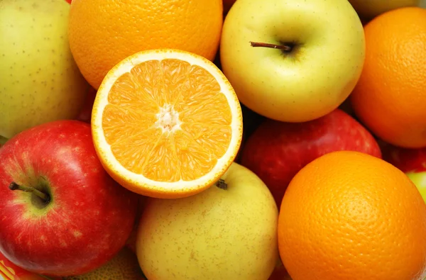 Appels en oranje op de markt-stand — Stockfoto
