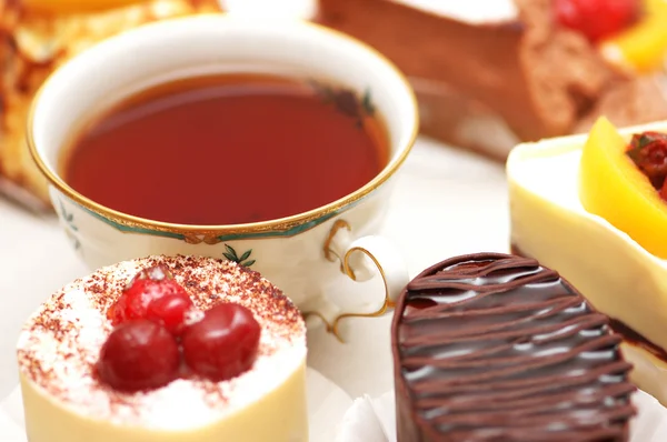 Сладкий торт с ягодами и чашкой чая — стоковое фото