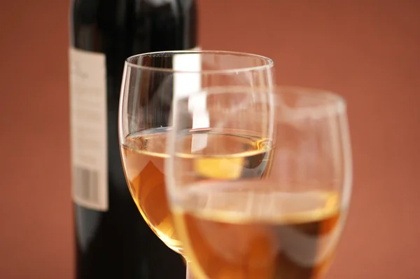 Due bicchieri di vino e una bottiglia di vino — Foto Stock