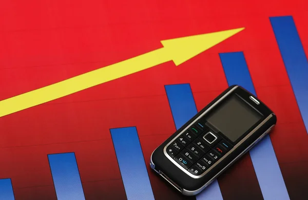 Koncepcja Biznesowa z telefonu komórkowego na wykresie słupkowym — Zdjęcie stockowe