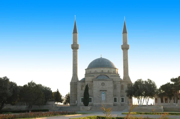 Mešita s dvěma minarety v baku, Ázerbájdžán — Stock fotografie