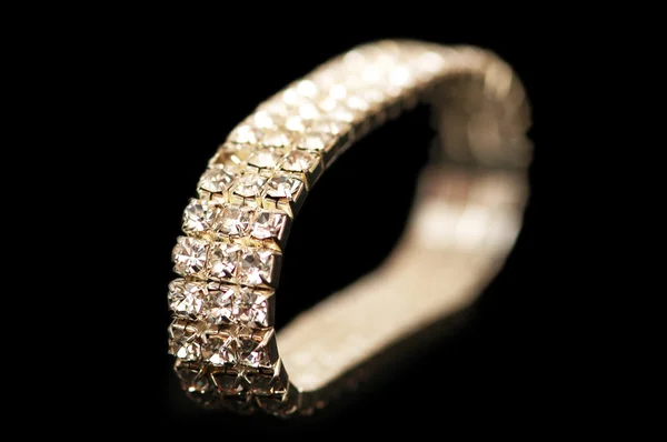 Armband mit Diamanten isoliert auf der schwarzen — Stockfoto